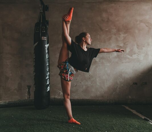 체조로 느껴지는 요가: 유연성과 근력을 위한 효과적인 운동법 woman doing split while standing on one leg