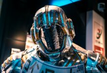 AI 기반 케이-컬처 산업 키운다…문화 디지털혁신에 5197억 원 투입 blue and black helmet on blue and white textile