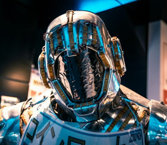 AI 기반 케이-컬처 산업 키운다…문화 디지털혁신에 5197억 원 투입 blue and black helmet on blue and white textile