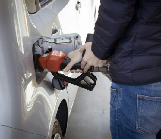 소방청, 여름철 폭염 대비 ‘셀프주유소’ 5931곳 점검 실시 a man pumping gas into his car at a gas station
