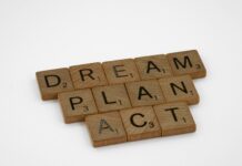 ‘청년의 꿈을 응원합니다 ’…서울서 청년마을 페스티벌 개최 brown wooden blocks on white surface