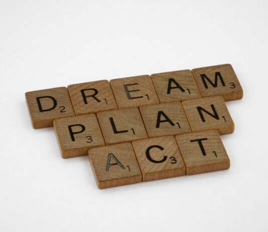 ‘청년의 꿈을 응원합니다 ’…서울서 청년마을 페스티벌 개최 brown wooden blocks on white surface