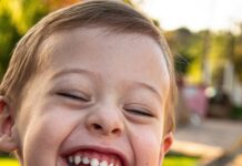 건강한 치아를 위한 구강 위생 boy in blue white and red plaid button up shirt smiling