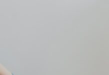 정부 “의사 특권은 생명 살리는 것…진료거부 의사 복귀해야” person in blue gloves and blue denim jeans