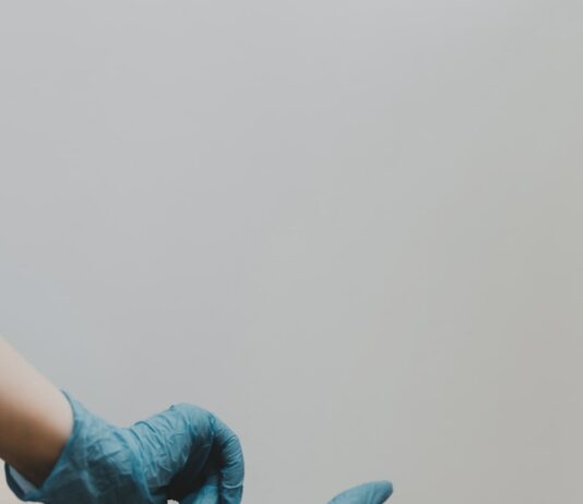 정부 “의사 특권은 생명 살리는 것…진료거부 의사 복귀해야” person in blue gloves and blue denim jeans