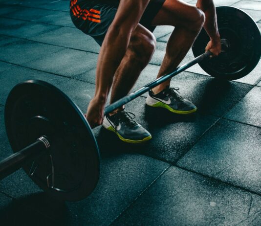 자가 면역 질환 환자를 위한 운동법 person about to lift the barbel