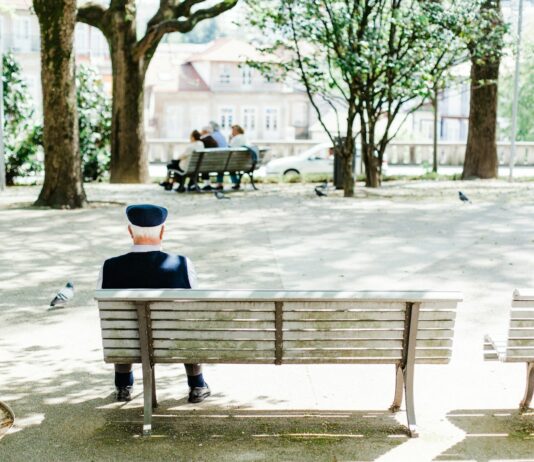 실버타운 설립 쉬워진다…정부, 시니어 레지던스 활성화 방안 발표 person sitting on beige street bench near trees