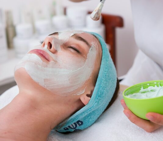 여름철 운동 후 피부 진정 팩 추천 woman lying on blue towel with white cream on face