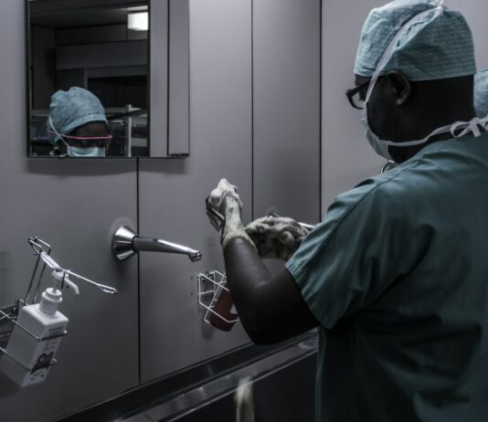 의료관련감염병 예방·관리 강화 나선다 man wearing surgical suit near mirror