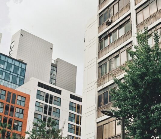 정부 “주택공급 획기적으로 확대…모든 정책수단 원점 재검토” a couple of tall buildings sitting next to each other