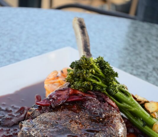 운동 성과를 높이는 식단 조절: 효과적인 식사 계획 close-up photo of cooked food on square white plate