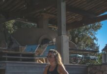 운동 후 근육 회복을 돕는 스트레칭 방법 woman in black sports bra and black shorts sitting on concrete bench during daytime