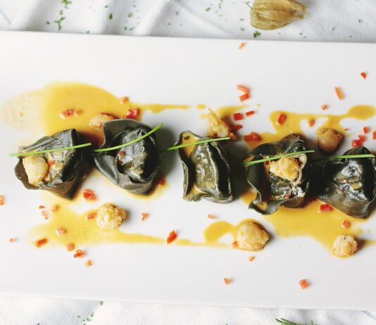 피트니스 목표와 식단 계획: 성공적인 다이어트 전략 dish served on white plate