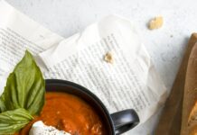 다이어트 중에도 건강하게 먹을 수 있는 저칼로리 간식 추천 a bowl of soup with a spoon