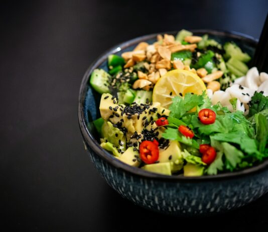 채소가 주는 건강한 에너지, 매일 한 접시의 기적 vegetable salad in gray bowl
