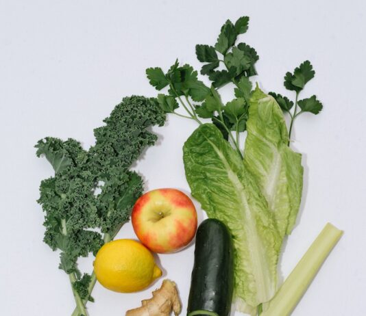 운동과 식단의 균형이 중요한 이유 flat lay photography of vegetables