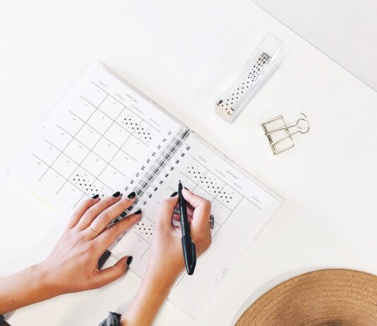 운동 루틴의 중요성과 초보자를 위한 간단한 계획 person holding ballpoint pen writing on white paper