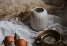 다이어트 성공에 역할을 하는 아침식사 three eggs on white ceramic plate beside brown ceramic mug