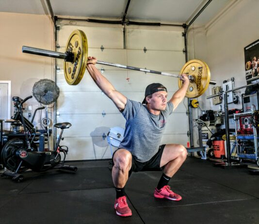 신체와 건강을 지키는 운동 man lifting yellow barbell