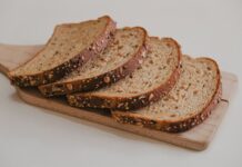 건강하게 접근하는 비건 식단의 장점과 단점 brown bread on brown wooden tray