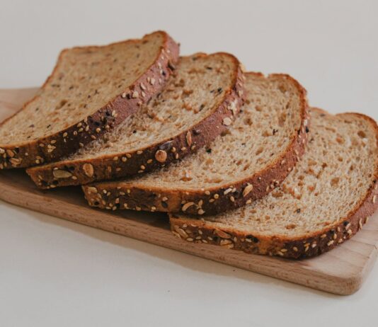 건강하게 접근하는 비건 식단의 장점과 단점 brown bread on brown wooden tray