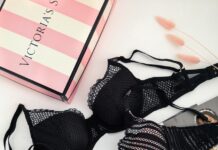 가슴 건강 & 브래지어 없는 생활 실천기 black lace brassiere on white table