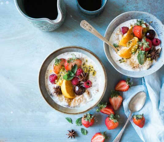 몸을 건강하게 해주는 식단 구성 two bowls of oatmeal with fruits