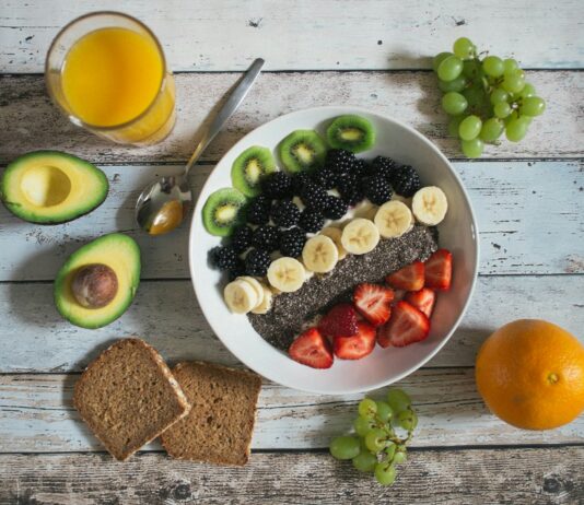 건강을 지키며 하는 다이어트 fruit lot on ceramic plate