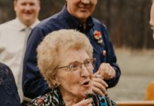 뇌 건강 지키고 치매 예방하는 생활 습관 5가지 an older woman holding a tray of cupcakes