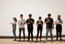 스마트폰과 컴퓨터 시대, 눈 건강 지키는 방법은? group of people standing on brown floor