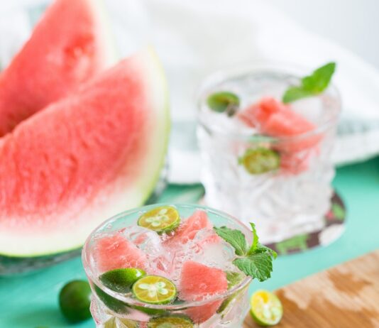 무더운 여름, 건강을 지키는 생활 속 꿀팁 sliced watermelon with lemon on shot glass