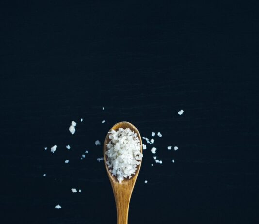 “요즘 다리에 힘이 없어요”… 염분 부족 때문일 수 있습니다 brown wooden spoon