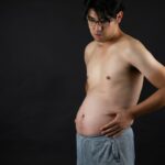 “건강검진은 이상 없다는데… 늘 속이 더부룩해요” topless man in blue denim jeans