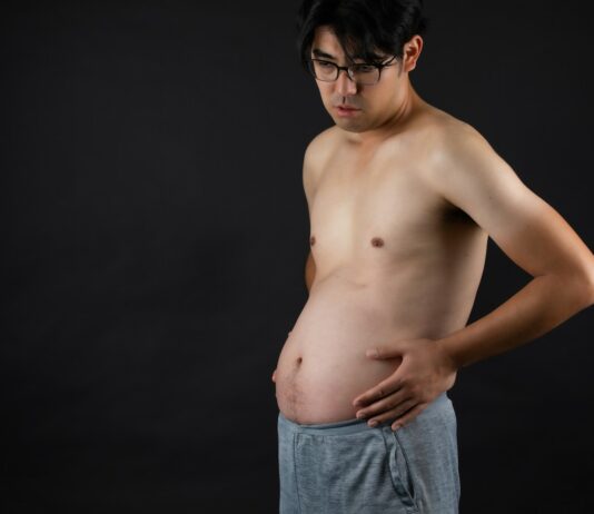 “건강검진은 이상 없다는데… 늘 속이 더부룩해요” topless man in blue denim jeans
