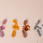 맞춤형 영양 보충제가 뜬다…건강 트렌드는 ‘개인화’와 ‘지속가능성’ A group of pills sitting next to each other
