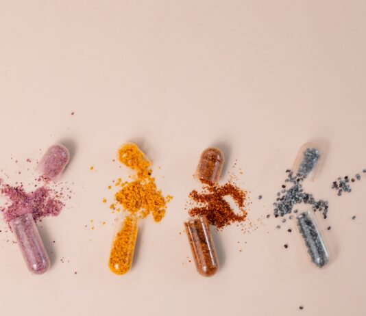 맞춤형 영양 보충제가 뜬다…건강 트렌드는 ‘개인화’와 ‘지속가능성’ A group of pills sitting next to each other