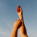 MZ세대가 주도하는 웰니스 문화, ‘내 삶의 균형’이 트렌드로 자리잡다 Two people reaching up into the air to catch a frisbee