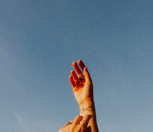MZ세대가 주도하는 웰니스 문화, ‘내 삶의 균형’이 트렌드로 자리잡다 Two people reaching up into the air to catch a frisbee
