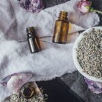 ‘자연으로 돌아가자’… 대체요법 최신 트렌드와 건강 효과 a table topped with bottles of essential oils