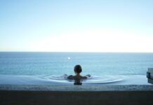 “꿀잠 비결은 일상에 있다”…바뀌는 수면 트렌드와 건강 루틴 woman in water pool