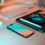 근골격계 미세손상과 예방: 장시간 앉기, 스마트기기 사용과 연계된 건강위험 a laptop, mouse, and cell phone on a desk