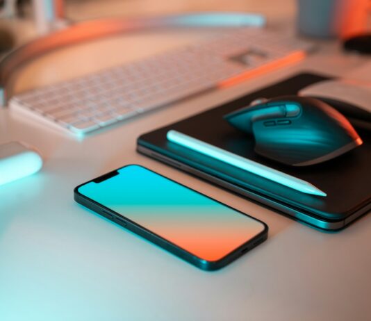 근골격계 미세손상과 예방: 장시간 앉기, 스마트기기 사용과 연계된 건강위험 a laptop, mouse, and cell phone on a desk