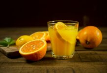 “여성 건강관리, 나만의 루틴이 답이다”…일상에 스며드는 최신 셀프 케어 트렌드 orange juice in clear drinking glass