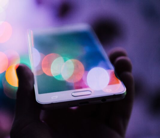 슬기로운 저녁 루틴, 푸른빛 줄이기가 숙면의 첫걸음 person holding smartphone