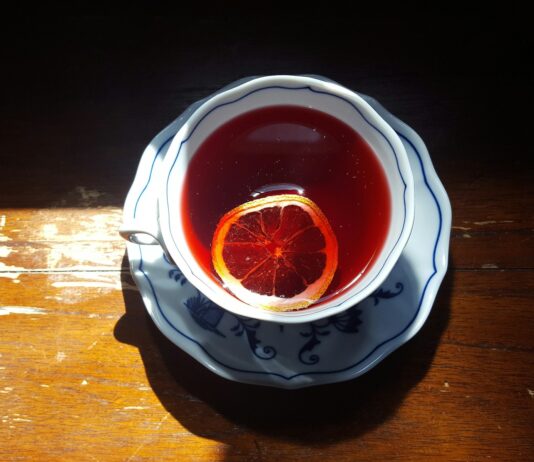 일상 속 대체요법, 건강한 삶을 위한 새로운 선택지로 주목 red liquid in clear drinking glass