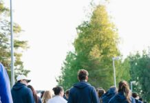 늘어나는 걷기 챌린지 참여… “일상 속 똑똑하게 걸으며 건강 챙겨요” Group of people walking with a flag