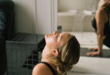 스트레칭은 왜 ‘당기기’가 아니라 ‘대화’인가? a woman lying on the floor