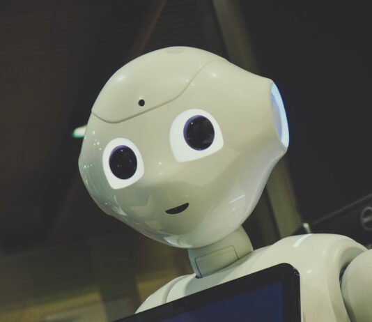 AI로 더 똑똑하게 건강 챙기기, 일상 속에서 실천하는 방법은? white robot toy holding black tablet