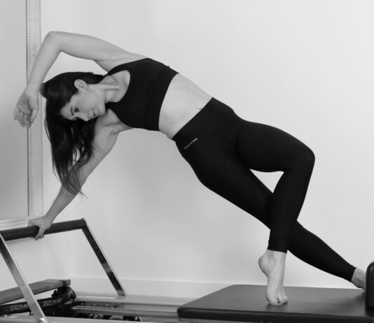 AI가 내 자세를 교정한다? 필라테스 업계에 부는 스마트 테크놀로지 바람 woman in black sports bra and black leggings doing yoga