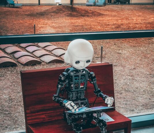 AI, 나만의 건강 코치로…일상 속 똑똑하게 건강 챙기는 법 black and white robot toy on red wooden table